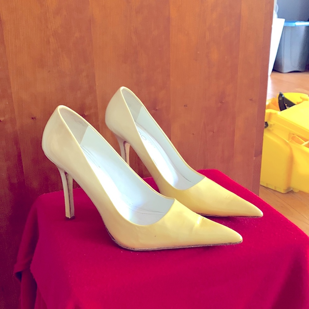 Two-tone, yellow